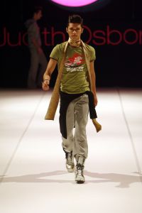 29-03-2006 SHOWBIZZ;  JUDITH OSBORN LONKT NAAR DE JAREN TACHTIG MET HAAR FASHIONSHOW 2006. Judith Osborn presenteerde een wervelende fashion show in de Angel Studio te Amsterdam die deed denken aan de jaren tachtig. Het had de uitstraling van een schoolparty met rollerskatende bubblegum babes en honderden Osborn sales babes meestal gekleed in de populaire juicy couture. Op deze druk bezochte fashion show  waren ook enkele soapies en tv bekenden. Judith lanceerde ook enkele gestylde stadsauto\'s vol met bling bling en een overdosis met rose en pastel tinten. De wereld van voetloze panty\'s, panterprints en shirtjurkjes was meer dan happy met de show van Judith Osborn.
foto: Albert den Iseger