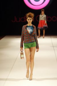 29-03-2006 SHOWBIZZ;  JUDITH OSBORN LONKT NAAR DE JAREN TACHTIG MET HAAR FASHIONSHOW 2006. Judith Osborn presenteerde een wervelende fashion show in de Angel Studio te Amsterdam die deed denken aan de jaren tachtig. Het had de uitstraling van een schoolparty met rollerskatende bubblegum babes en honderden Osborn sales babes meestal gekleed in de populaire juicy couture. Op deze druk bezochte fashion show  waren ook enkele soapies en tv bekenden. Judith lanceerde ook enkele gestylde stadsauto\'s vol met bling bling en een overdosis met rose en pastel tinten. De wereld van voetloze panty\'s, panterprints en shirtjurkjes was meer dan happy met de show van Judith Osborn.
foto: Albert den Iseger