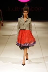 29-03-2006 SHOWBIZZ;  JUDITH OSBORN LONKT NAAR DE JAREN TACHTIG MET HAAR FASHIONSHOW 2006. Judith Osborn presenteerde een wervelende fashion show in de Angel Studio te Amsterdam die deed denken aan de jaren tachtig. Het had de uitstraling van een schoolparty met rollerskatende bubblegum babes en honderden Osborn sales babes meestal gekleed in de populaire juicy couture. Op deze druk bezochte fashion show  waren ook enkele soapies en tv bekenden. Judith lanceerde ook enkele gestylde stadsauto\'s vol met bling bling en een overdosis met rose en pastel tinten. De wereld van voetloze panty\'s, panterprints en shirtjurkjes was meer dan happy met de show van Judith Osborn.
foto: Albert den Iseger