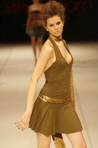 29-03-2006 SHOWBIZZ;  JUDITH OSBORN LONKT NAAR DE JAREN TACHTIG MET HAAR FASHIONSHOW 2006. Judith Osborn presenteerde een wervelende fashion show in de Angel Studio te Amsterdam die deed denken aan de jaren tachtig. Het had de uitstraling van een schoolparty met rollerskatende bubblegum babes en honderden Osborn sales babes meestal gekleed in de populaire juicy couture. Op deze druk bezochte fashion show  waren ook enkele soapies en tv bekenden. Judith lanceerde ook enkele gestylde stadsauto\'s vol met bling bling en een overdosis met rose en pastel tinten. De wereld van voetloze panty\'s, panterprints en shirtjurkjes was meer dan happy met de show van Judith Osborn.
foto: Albert den Iseger