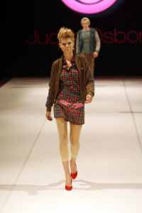 29-03-2006 SHOWBIZZ;  JUDITH OSBORN LONKT NAAR DE JAREN TACHTIG MET HAAR FASHIONSHOW 2006. Judith Osborn presenteerde een wervelende fashion show in de Angel Studio te Amsterdam die deed denken aan de jaren tachtig. Het had de uitstraling van een schoolparty met rollerskatende bubblegum babes en honderden Osborn sales babes meestal gekleed in de populaire juicy couture. Op deze druk bezochte fashion show  waren ook enkele soapies en tv bekenden. Judith lanceerde ook enkele gestylde stadsauto\'s vol met bling bling en een overdosis met rose en pastel tinten. De wereld van voetloze panty\'s, panterprints en shirtjurkjes was meer dan happy met de show van Judith Osborn.
foto: Albert den Iseger