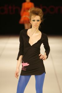 29-03-2006 SHOWBIZZ;  JUDITH OSBORN LONKT NAAR DE JAREN TACHTIG MET HAAR FASHIONSHOW 2006. Judith Osborn presenteerde een wervelende fashion show in de Angel Studio te Amsterdam die deed denken aan de jaren tachtig. Het had de uitstraling van een schoolparty met rollerskatende bubblegum babes en honderden Osborn sales babes meestal gekleed in de populaire juicy couture. Op deze druk bezochte fashion show  waren ook enkele soapies en tv bekenden. Judith lanceerde ook enkele gestylde stadsauto\'s vol met bling bling en een overdosis met rose en pastel tinten. De wereld van voetloze panty\'s, panterprints en shirtjurkjes was meer dan happy met de show van Judith Osborn.
foto: Albert den Iseger