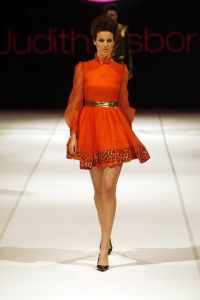 29-03-2006 SHOWBIZZ;  JUDITH OSBORN LONKT NAAR DE JAREN TACHTIG MET HAAR FASHIONSHOW 2006. Judith Osborn presenteerde een wervelende fashion show in de Angel Studio te Amsterdam die deed denken aan de jaren tachtig. Het had de uitstraling van een schoolparty met rollerskatende bubblegum babes en honderden Osborn sales babes meestal gekleed in de populaire juicy couture. Op deze druk bezochte fashion show  waren ook enkele soapies en tv bekenden. Judith lanceerde ook enkele gestylde stadsauto\'s vol met bling bling en een overdosis met rose en pastel tinten. De wereld van voetloze panty\'s, panterprints en shirtjurkjes was meer dan happy met de show van Judith Osborn.
foto: Albert den Iseger