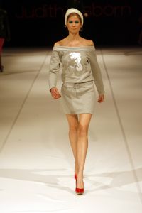 29-03-2006 SHOWBIZZ;  JUDITH OSBORN LONKT NAAR DE JAREN TACHTIG MET HAAR FASHIONSHOW 2006. Judith Osborn presenteerde een wervelende fashion show in de Angel Studio te Amsterdam die deed denken aan de jaren tachtig. Het had de uitstraling van een schoolparty met rollerskatende bubblegum babes en honderden Osborn sales babes meestal gekleed in de populaire juicy couture. Op deze druk bezochte fashion show  waren ook enkele soapies en tv bekenden. Judith lanceerde ook enkele gestylde stadsauto\'s vol met bling bling en een overdosis met rose en pastel tinten. De wereld van voetloze panty\'s, panterprints en shirtjurkjes was meer dan happy met de show van Judith Osborn.
foto: Albert den Iseger