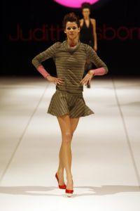 29-03-2006 SHOWBIZZ;  JUDITH OSBORN LONKT NAAR DE JAREN TACHTIG MET HAAR FASHIONSHOW 2006. Judith Osborn presenteerde een wervelende fashion show in de Angel Studio te Amsterdam die deed denken aan de jaren tachtig. Het had de uitstraling van een schoolparty met rollerskatende bubblegum babes en honderden Osborn sales babes meestal gekleed in de populaire juicy couture. Op deze druk bezochte fashion show  waren ook enkele soapies en tv bekenden. Judith lanceerde ook enkele gestylde stadsauto\'s vol met bling bling en een overdosis met rose en pastel tinten. De wereld van voetloze panty\'s, panterprints en shirtjurkjes was meer dan happy met de show van Judith Osborn.
foto: Albert den Iseger