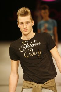 29-03-2006 SHOWBIZZ;  JUDITH OSBORN LONKT NAAR DE JAREN TACHTIG MET HAAR FASHIONSHOW 2006. Judith Osborn presenteerde een wervelende fashion show in de Angel Studio te Amsterdam die deed denken aan de jaren tachtig. Het had de uitstraling van een schoolparty met rollerskatende bubblegum babes en honderden Osborn sales babes meestal gekleed in de populaire juicy couture. Op deze druk bezochte fashion show  waren ook enkele soapies en tv bekenden. Judith lanceerde ook enkele gestylde stadsauto\'s vol met bling bling en een overdosis met rose en pastel tinten. De wereld van voetloze panty\'s, panterprints en shirtjurkjes was meer dan happy met de show van Judith Osborn.
foto: Albert den Iseger