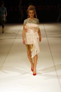 29-03-2006 SHOWBIZZ;  JUDITH OSBORN LONKT NAAR DE JAREN TACHTIG MET HAAR FASHIONSHOW 2006. Judith Osborn presenteerde een wervelende fashion show in de Angel Studio te Amsterdam die deed denken aan de jaren tachtig. Het had de uitstraling van een schoolparty met rollerskatende bubblegum babes en honderden Osborn sales babes meestal gekleed in de populaire juicy couture. Op deze druk bezochte fashion show  waren ook enkele soapies en tv bekenden. Judith lanceerde ook enkele gestylde stadsauto\'s vol met bling bling en een overdosis met rose en pastel tinten. De wereld van voetloze panty\'s, panterprints en shirtjurkjes was meer dan happy met de show van Judith Osborn.
foto: Albert den Iseger