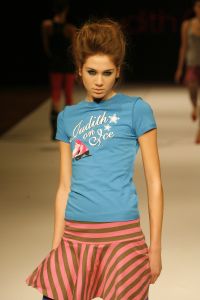 29-03-2006 SHOWBIZZ;  JUDITH OSBORN LONKT NAAR DE JAREN TACHTIG MET HAAR FASHIONSHOW 2006. Judith Osborn presenteerde een wervelende fashion show in de Angel Studio te Amsterdam die deed denken aan de jaren tachtig. Het had de uitstraling van een schoolparty met rollerskatende bubblegum babes en honderden Osborn sales babes meestal gekleed in de populaire juicy couture. Op deze druk bezochte fashion show  waren ook enkele soapies en tv bekenden. Judith lanceerde ook enkele gestylde stadsauto\'s vol met bling bling en een overdosis met rose en pastel tinten. De wereld van voetloze panty\'s, panterprints en shirtjurkjes was meer dan happy met de show van Judith Osborn.
foto: Albert den Iseger