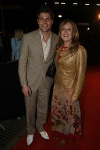 08-03-2006 SHOWBIZZ; PREMIERE VAN DE FILM - IK OMHELS JE MET DUIZEND ARMEN IN - PATHE ARENA. Prachtige film van Willem van de Sande Baclhuyzen naar het boek van Ronlad Giphart.Bekend Nederland was weer in grote getalen komen opdraven om te gaan genieten van deze werkelijke prachtige film met oa. Carice van Houten - Tijn Docter - Karina Smulders - Catherine ten Bruggencate- Halina Reijn - Johnny de Mol -Tygo Gernandt - Maaike Neuville - Tjebbo Gerritsma - Jaap Spijkers en Rick Nicolet. 
foto: Albert den Iseger.