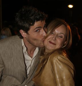 08-03-2006 SHOWBIZZ; PREMIERE VAN DE FILM -  IK OMHELS JE MET DUIZEND ARMEN IN - PATHE ARENA. Prachtige film van Willem van de Sande Baclhuyzen naar het boek van Ronlad Giphart.Bekend Nederland was weer in grote getalen komen opdraven om te gaan genieten van deze werkelijke prachtige film met oa. Carice van Houten - Tijn Docter - Karina Smulders - Catherine ten Bruggencate- Halina Reijn - Johnny de Mol -Tygo Gernandt - Maaike Neuville - Tjebbo Gerritsma - Jaap Spijkers en  Rick Nicolet. 
foto: Albert den Iseger.