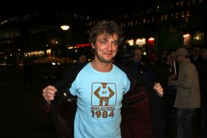 08-03-2006 SHOWBIZZ; PREMIERE VAN DE FILM - IK OMHELS JE MET DUIZEND ARMEN IN - PATHE ARENA. Prachtige film van Willem van de Sande Baclhuyzen naar het boek van Ronlad Giphart.Bekend Nederland was weer in grote getalen komen opdraven om te gaan genieten van deze werkelijke prachtige film met oa. Carice van Houten - Tijn Docter - Karina Smulders - Catherine ten Bruggencate- Halina Reijn - Johnny de Mol -Tygo Gernandt - Maaike Neuville - Tjebbo Gerritsma - Jaap Spijkers en Rick Nicolet. 
foto: Albert den Iseger.