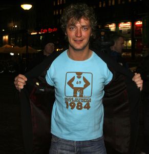 08-03-2006 SHOWBIZZ; PREMIERE VAN DE FILM -  IK OMHELS JE MET DUIZEND ARMEN IN - PATHE ARENA. Prachtige film van Willem van de Sande Baclhuyzen naar het boek van Ronlad Giphart.Bekend Nederland was weer in grote getalen komen opdraven om te gaan genieten van deze werkelijke prachtige film met oa. Carice van Houten - Tijn Docter - Karina Smulders - Catherine ten Bruggencate- Halina Reijn - Johnny de Mol -Tygo Gernandt - Maaike Neuville - Tjebbo Gerritsma - Jaap Spijkers en  Rick Nicolet. 
foto: Albert den Iseger.