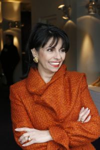 18-03-2006 SHOWBIZZ: SHEILA DE VRIES PRESENTEERDE VANDAAG HAAR VOORJAARSCOLLECTIE. In het veilingshuis van Christies te Amsterdam presenteerde Sheila de Vries haar voorjaarscollectie 2006 geinspireerd op de Doris Day tijd. En heel vrolijke show vol met slyle verrassingen in de kleurige mode van Sheila. Ook deze show werd weer bezocht door tal van bekenden uit de showbizzvijver van Nederland.
foto: Albert den Iseger.