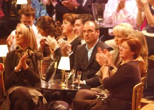 29-03-2006 SHOWBIZZ; MYRNA GOOSSEN WOONT SAMEN MET NIEUWE LIEFDE. Een nieuwe liefde voor Myrna Goossen (43). Het lachebekje heeft na enkele mislukte relaties dan toch haar prins gevonden Marco is zijn naam en komt uit Hilversum. Marco is vader van een kind van 4 jaar uit een eerder huwelijk, zodat Myrna haar kinderwens bij deze direct is vervuld.
foto: Albert den Iseger
