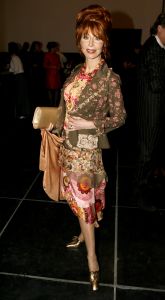08-03-2006 SHOWBIZZ; MONIQUE COLLIGNON SHOWT HAAR ZOMERCOLLECTIE IN ART GALLERY TAETS TE ZAANDAM. Het regende, het stormde maar binnen was het meer dan lente. Monique en haar team verzorgde een prachtige zomerse modeshow in een bijzondere lokatie.Er waren vele bekenden gasten die onder het genot van een heerlijke champagne en sushi genoten van de meest uiteenlopende zomer creaties van Monique Collignon.
foto: Albert den Iseger.