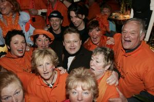 14-01-2006 SHOWBIZZ; MICHEL BAK NEEMT VIDEOCLIP OP VOOR ZIJN NIEUWE CD. Michel Bak de Amsterdamse volkszanger was een videoclip aan het opnemen op de Albert Cuypmarkt ten ondersteuning van zijn nieuwe Cd die in de maand April verschijnt. De Cd zal vol staan met liedjes over het WK voetbal. Michel hoopt op een kraker te scoren met zijn nieuwe voetballied.
foto: Albert den Iseger.