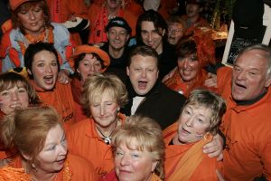 14-01-2006 SHOWBIZZ; MICHEL BAK NEEMT VIDEOCLIP OP VOOR ZIJN NIEUWE CD. Michel Bak de Amsterdamse volkszanger was een videoclip aan het opnemen op de Albert Cuypmarkt ten ondersteuning van zijn nieuwe Cd die in de maand April verschijnt. De Cd zal vol staan met liedjes over het WK voetbal. Michel hoopt op een kraker te scoren met zijn nieuwe voetballied.
foto: Albert den Iseger.