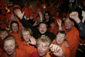 14-01-2006 SHOWBIZZ; MICHEL BAK NEEMT VIDEOCLIP OP VOOR ZIJN NIEUWE CD. Michel Bak de Amsterdamse volkszanger was een videoclip aan het opnemen op de Albert Cuypmarkt ten ondersteuning van zijn nieuwe Cd die in de maand April verschijnt. De Cd zal vol staan met liedjes over het WK voetbal. Michel hoopt op een kraker te scoren met zijn nieuwe voetballied.
foto: Albert den Iseger.