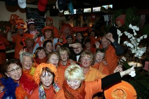 14-01-2006 SHOWBIZZ; MICHEL BAK NEEMT VIDEOCLIP OP VOOR ZIJN NIEUWE CD. Michel Bak de Amsterdamse volkszanger was een videoclip aan het opnemen op de Albert Cuypmarkt ten ondersteuning van zijn nieuwe Cd die in de maand April verschijnt. De Cd zal vol staan met liedjes over het WK voetbal. Michel hoopt op een kraker te scoren met zijn nieuwe voetballied.
foto: Albert den Iseger.