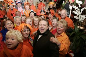 14-01-2006 SHOWBIZZ; MICHEL BAK NEEMT VIDEOCLIP OP VOOR ZIJN NIEUWE CD. Michel Bak de Amsterdamse volkszanger was een videoclip aan het opnemen op de Albert Cuypmarkt ten ondersteuning van zijn nieuwe Cd die in de maand April verschijnt. De Cd zal vol staan met liedjes over het WK voetbal. Michel hoopt op een kraker te scoren met zijn nieuwe voetballied.
foto: Albert den Iseger.