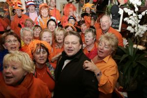 14-01-2006 SHOWBIZZ; MICHEL BAK NEEMT VIDEOCLIP OP VOOR ZIJN NIEUWE CD. Michel Bak de Amsterdamse volkszanger was een videoclip aan het opnemen op de Albert Cuypmarkt ten ondersteuning van zijn nieuwe Cd die in de maand April verschijnt. De Cd zal vol staan met liedjes over het WK voetbal. Michel hoopt op een kraker te scoren met zijn nieuwe voetballied.
foto: Albert den Iseger.