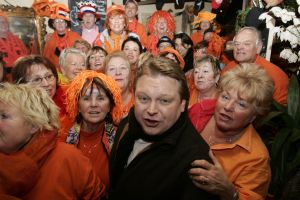 14-01-2006 SHOWBIZZ; MICHEL BAK NEEMT VIDEOCLIP OP VOOR ZIJN NIEUWE CD. Michel Bak de Amsterdamse volkszanger was een videoclip aan het opnemen op de Albert Cuypmarkt ten ondersteuning van zijn nieuwe Cd die in de maand April verschijnt. De Cd zal vol staan met liedjes over het WK voetbal. Michel hoopt op een kraker te scoren met zijn nieuwe voetballied.
foto: Albert den Iseger.