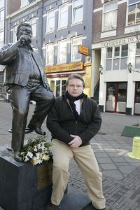14-01-2006 SHOWBIZZ; MICHEL BAK NEEMT VIDEOCLIP OP VOOR ZIJN NIEUWE CD. Michel Bak de Amsterdamse volkszanger was een videoclip aan het opnemen op de Albert Cuypmarkt ten ondersteuning van zijn nieuwe Cd die in de maand April verschijnt. De Cd zal vol staan met liedjes over het WK voetbal. Michel hoopt op een kraker te scoren met zijn nieuwe voetballied.
foto: Albert den Iseger.