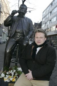 14-01-2006 SHOWBIZZ; MICHEL BAK NEEMT VIDEOCLIP OP VOOR ZIJN NIEUWE CD. Michel Bak de Amsterdamse volkszanger was een videoclip aan het opnemen op de Albert Cuypmarkt ten ondersteuning van zijn nieuwe Cd die in de maand April verschijnt. De Cd zal vol staan met liedjes over het WK voetbal. Michel hoopt op een kraker te scoren met zijn nieuwe voetballied.
foto: Albert den Iseger.