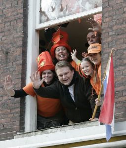 14-01-2006 SHOWBIZZ; MICHEL BAK NEEMT VIDEOCLIP OP VOOR ZIJN NIEUWE CD. Michel Bak de Amsterdamse volkszanger was een videoclip aan het opnemen op de Albert Cuypmarkt ten ondersteuning van zijn nieuwe Cd die in de maand April verschijnt. De Cd zal vol staan met liedjes over het WK voetbal. Michel hoopt op een kraker te scoren met zijn nieuwe voetballied.
foto: Albert den Iseger.