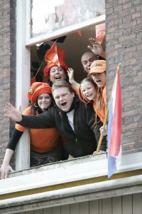 14-01-2006 SHOWBIZZ; MICHEL BAK NEEMT VIDEOCLIP OP VOOR ZIJN NIEUWE CD. Michel Bak de Amsterdamse volkszanger was een videoclip aan het opnemen op de Albert Cuypmarkt ten ondersteuning van zijn nieuwe Cd die in de maand April verschijnt. De Cd zal vol staan met liedjes over het WK voetbal. Michel hoopt op een kraker te scoren met zijn nieuwe voetballied.
foto: Albert den Iseger.