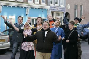 14-01-2006 SHOWBIZZ; MICHEL BAK NEEMT VIDEOCLIP OP VOOR ZIJN NIEUWE CD. Michel Bak de Amsterdamse volkszanger was een videoclip aan het opnemen op de Albert Cuypmarkt ten ondersteuning van zijn nieuwe Cd die in de maand April verschijnt. De Cd zal vol staan met liedjes over het WK voetbal. Michel hoopt op een kraker te scoren met zijn nieuwe voetballied.
foto: Albert den Iseger.