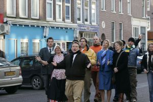 14-01-2006 SHOWBIZZ; MICHEL BAK NEEMT VIDEOCLIP OP VOOR ZIJN NIEUWE CD. Michel Bak de Amsterdamse volkszanger was een videoclip aan het opnemen op de Albert Cuypmarkt ten ondersteuning van zijn nieuwe Cd die in de maand April verschijnt. De Cd zal vol staan met liedjes over het WK voetbal. Michel hoopt op een kraker te scoren met zijn nieuwe voetballied.
foto: Albert den Iseger.