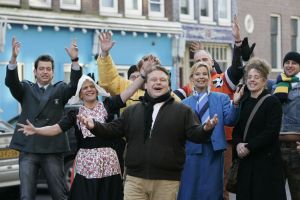 14-01-2006 SHOWBIZZ; MICHEL BAK NEEMT VIDEOCLIP OP VOOR ZIJN NIEUWE CD. Michel Bak de Amsterdamse volkszanger was een videoclip aan het opnemen op de Albert Cuypmarkt ten ondersteuning van zijn nieuwe Cd die in de maand April verschijnt. De Cd zal vol staan met liedjes over het WK voetbal. Michel hoopt op een kraker te scoren met zijn nieuwe voetballied.
foto: Albert den Iseger.