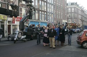 14-01-2006 SHOWBIZZ; MICHEL BAK NEEMT VIDEOCLIP OP VOOR ZIJN NIEUWE CD. Michel Bak de Amsterdamse volkszanger was een videoclip aan het opnemen op de Albert Cuypmarkt ten ondersteuning van zijn nieuwe Cd die in de maand April verschijnt. De Cd zal vol staan met liedjes over het WK voetbal. Michel hoopt op een kraker te scoren met zijn nieuwe voetballied.
foto: Albert den Iseger.