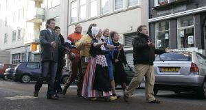 14-01-2006 SHOWBIZZ; MICHEL BAK NEEMT VIDEOCLIP OP VOOR ZIJN NIEUWE CD. Michel Bak de Amsterdamse volkszanger was een videoclip aan het opnemen op de Albert Cuypmarkt ten ondersteuning van zijn nieuwe Cd die in de maand April verschijnt. De Cd zal vol staan met liedjes over het WK voetbal. Michel hoopt op een kraker te scoren met zijn nieuwe voetballied.
foto: Albert den Iseger.