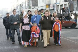 14-01-2006 SHOWBIZZ; MICHEL BAK NEEMT VIDEOCLIP OP VOOR ZIJN NIEUWE CD. Michel Bak de Amsterdamse volkszanger was een videoclip aan het opnemen op de Albert Cuypmarkt ten ondersteuning van zijn nieuwe Cd die in de maand April verschijnt. De Cd zal vol staan met liedjes over het WK voetbal. Michel hoopt op een kraker te scoren met zijn nieuwe voetballied.
foto: Albert den Iseger.
