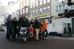 14-01-2006 SHOWBIZZ; MICHEL BAK NEEMT VIDEOCLIP OP VOOR ZIJN NIEUWE CD. Michel Bak de Amsterdamse volkszanger was een videoclip aan het opnemen op de Albert Cuypmarkt ten ondersteuning van zijn nieuwe Cd die in de maand April verschijnt. De Cd zal vol staan met liedjes over het WK voetbal. Michel hoopt op een kraker te scoren met zijn nieuwe voetballied.
foto: Albert den Iseger.