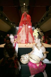 06-03-2006 SHOWBIZZ; RONALD KOLK DE KLEINE MAN MET EEN GROTE SHOW. De voorjaarscollectie was voor de vele Bn ers een complete verrassing.Wat een geweldige show en een overweldige presentatie.Eindelijk een modeshow met daaraan gekoppeld een mooie boodschap. 
foto: Albert den Iseger.