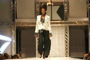 06-03-2006 SHOWBIZZ; RONALD KOLK DE KLEINE MAN MET EEN GROTE SHOW. De voorjaarscollectie was voor de vele Bn ers een complete verrassing.Wat een geweldige show en een overweldige presentatie.Eindelijk een modeshow met daaraan gekoppeld een mooie boodschap. 
foto: Albert den Iseger.