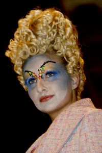 06-03-2006 SHOWBIZZ; RONALD KOLK DE KLEINE MAN MET EEN GROTE SHOW. De voorjaarscollectie was voor de vele Bn ers een complete verrassing.Wat een geweldige show en een overweldige presentatie.Eindelijk een modeshow met daaraan gekoppeld een mooie boodschap. 
foto: Albert den Iseger.