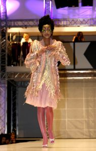 06-03-2006 SHOWBIZZ; RONALD KOLK DE KLEINE MAN MET EEN GROTE SHOW. De voorjaarscollectie was voor de vele Bn ers een complete verrassing.Wat een geweldige show en een overweldige presentatie.Eindelijk een modeshow met daaraan gekoppeld een mooie boodschap. 
foto: Albert den Iseger.