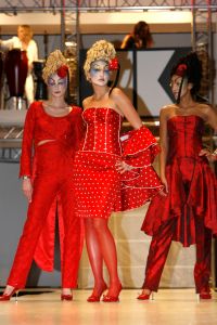 06-03-2006 SHOWBIZZ; RONALD KOLK DE KLEINE MAN MET EEN GROTE SHOW. De voorjaarscollectie was voor de vele Bn ers een complete verrassing.Wat een geweldige show en een overweldige presentatie.Eindelijk een modeshow met daaraan gekoppeld een mooie boodschap. 
foto: Albert den Iseger.