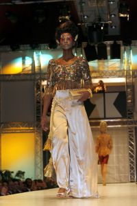 06-03-2006 SHOWBIZZ; RONALD KOLK DE KLEINE MAN MET EEN GROTE SHOW. De voorjaarscollectie was voor de vele Bn ers een complete verrassing.Wat een geweldige show en een overweldige presentatie.Eindelijk een modeshow met daaraan gekoppeld een mooie boodschap. 
foto: Albert den Iseger.