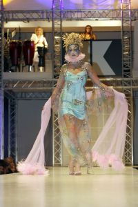 06-03-2006 SHOWBIZZ; RONALD KOLK DE KLEINE MAN MET EEN GROTE SHOW. De voorjaarscollectie was voor de vele Bn ers een complete verrassing.Wat een geweldige show en een overweldige presentatie.Eindelijk een modeshow met daaraan gekoppeld een mooie boodschap. 
foto: Albert den Iseger.