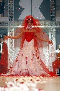 06-03-2006 SHOWBIZZ; RONALD KOLK DE KLEINE MAN MET EEN GROTE SHOW. De voorjaarscollectie was voor de vele Bn ers een complete verrassing.Wat een geweldige show en een overweldige presentatie.Eindelijk een modeshow met daaraan gekoppeld een mooie boodschap. 
foto: Albert den Iseger.