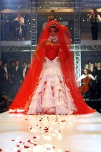 06-03-2006 SHOWBIZZ; RONALD KOLK DE KLEINE MAN MET EEN GROTE SHOW. De voorjaarscollectie was voor de vele Bn ers een complete verrassing.Wat een geweldige show en een overweldige presentatie.Eindelijk een modeshow met daaraan gekoppeld een mooie boodschap. 
foto: Albert den Iseger.