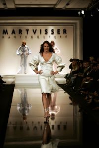 04-03-2006 SHOWBIZZ; MART VISSER KONDIGDE DE LENTE AAN IN HET AMSTERDAMSE HILTON.Onder luide muziek toonden zijn modellen veel zwartwitcombinaties al dan niet afgewisseld met pastels, blauw en rose. Vele bekenden waren weer aanwezig oa. Tooske en Bastiaan Ragas- Cees Dam- Froukje de Both- Leatitia Griffith- Jan en Babette Cremer-Bridget Maasland-Christine Kroonenberg-Tonny Thunnessen en vele anderen. 
foto: Albert den Iseger.