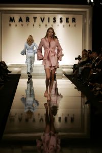 04-03-2006 SHOWBIZZ; MART VISSER KONDIGDE DE LENTE AAN IN HET AMSTERDAMSE HILTON.Onder luide muziek toonden zijn modellen veel zwartwitcombinaties al dan niet afgewisseld met pastels, blauw en rose. Vele bekenden waren weer aanwezig oa. Tooske en Bastiaan Ragas- Cees Dam- Froukje de Both- Leatitia Griffith- Jan en Babette Cremer-Bridget Maasland-Christine Kroonenberg-Tonny Thunnessen en vele anderen. 
foto: Albert den Iseger.