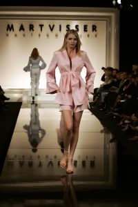 04-03-2006 SHOWBIZZ; MART VISSER KONDIGDE DE LENTE AAN IN HET AMSTERDAMSE HILTON.Onder luide muziek toonden zijn modellen veel zwartwitcombinaties al dan niet afgewisseld met pastels, blauw en rose. Vele bekenden waren weer aanwezig oa. Tooske en Bastiaan Ragas- Cees Dam- Froukje de Both- Leatitia Griffith- Jan en Babette Cremer-Bridget Maasland-Christine Kroonenberg-Tonny Thunnessen en vele anderen. 
foto: Albert den Iseger.