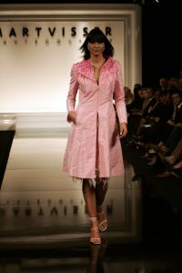 04-03-2006 SHOWBIZZ; MART VISSER KONDIGDE DE LENTE AAN IN HET AMSTERDAMSE HILTON.Onder luide muziek toonden zijn modellen veel zwartwitcombinaties al dan niet afgewisseld met pastels, blauw en rose. Vele bekenden waren weer aanwezig oa. Tooske en Bastiaan Ragas- Cees Dam- Froukje de Both- Leatitia Griffith- Jan en Babette Cremer-Bridget Maasland-Christine Kroonenberg-Tonny Thunnessen en vele anderen. 
foto: Albert den Iseger.
